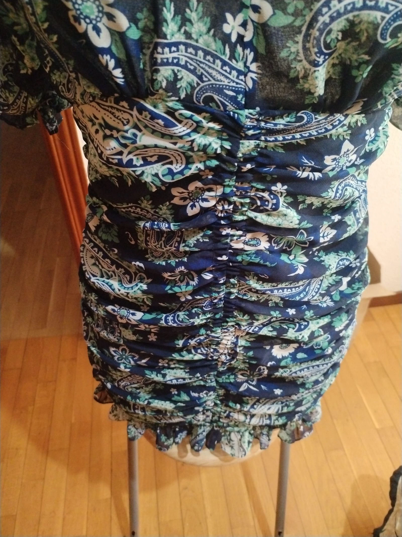 Un vestido de Zara elegante con un diseño espectacular y un estampado muy original – photo 3